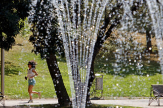 harta cod rosu de canicula in sudul si sud vestul tarii inclusiv in bucuresti temperaturi de pana la 43c si risc de furtuni 68847f59dfdf8