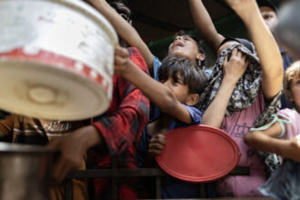 israelul a anuntat ca a parasutat ajutoare umanitare in fasia gaza ministrul securitatii nationale acuza o capitulare in fata hamas 6885e5e529c5d