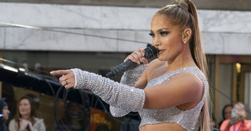 Jennifer Lopez a pășit pe pământ românesc! Spectacol grandios în Piața Constituției, în această seară! 1 jennifer lopez a ajuns la bucuresti artista va sustine un concert in aceasta seara in piata constitutiei 6885d0da0b5dc