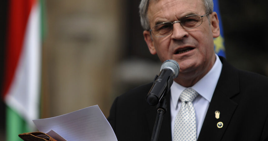 Laszlo Tokes solicită autonomie pentru comunitatea maghiară din Transilvania, în cadrul unei declarații la Băile Tușnad, alături de premierul Viktor Orban. 1 laszlo tokes cere autonomie pentru maghiarii din transilvania afirmatiile facute la baile tusnad in prezenta premierului viktor orban 6885cfb57c32f