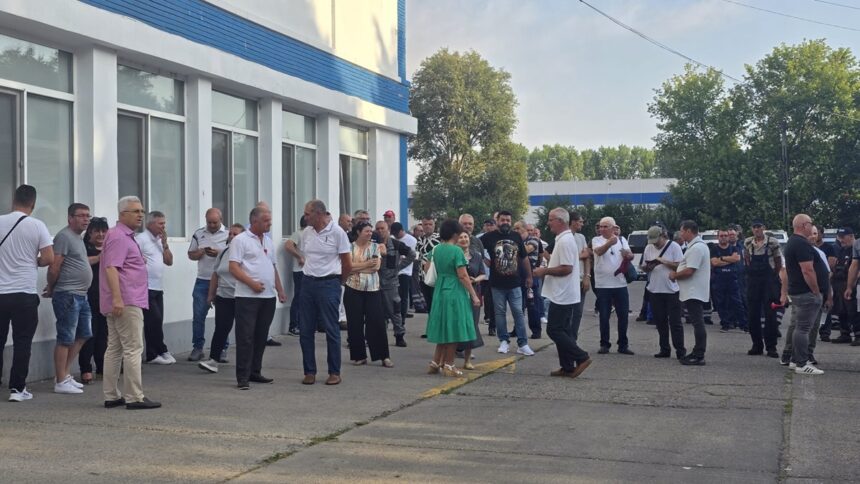Mii de lucrători de la CT BUS ies în stradă: Rectificarea bugetului nu aduce soluții, afirmă protestatarii. 1 live foto video sute de angajati ai companiei de transport ct bus in protest rectificarea bugetara nu rezolva situatia de aici spun oamenii 6887053bef98e
