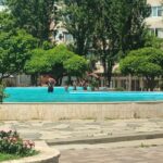Distracție în fântâna arteziană: copii jucăuși din Piața Farului din Constanța! 2 mai multi copii au fost surprinsi in timp ce se scaldau in fantana arteziana din piata farului din constanta 68823a603c96c
