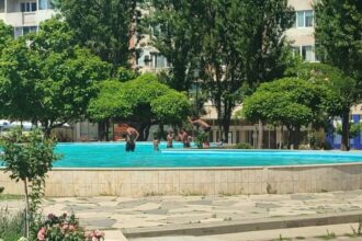 mai multi copii au fost surprinsi in timp ce se scaldau in fantana arteziana din piata farului din constanta 68823a603c96c