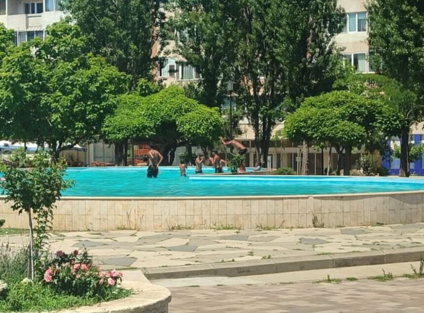 Distracție în fântâna arteziană: copii jucăuși din Piața Farului din Constanța! 1 mai multi copii au fost surprinsi in timp ce se scaldau in fantana arteziana din piata farului din constanta 68823a603c96c