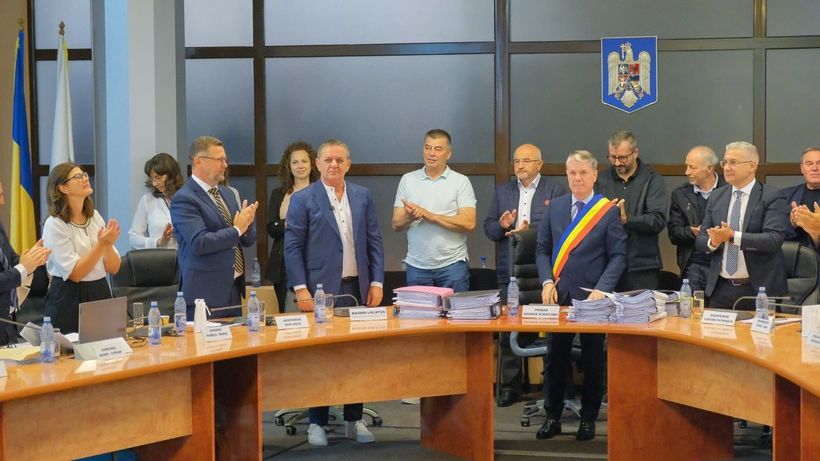 Marius Lăcătuș a primit distincția de cetățean de onoare! 1 marius lacatus e cetatean de onoare 688a29c630a55
