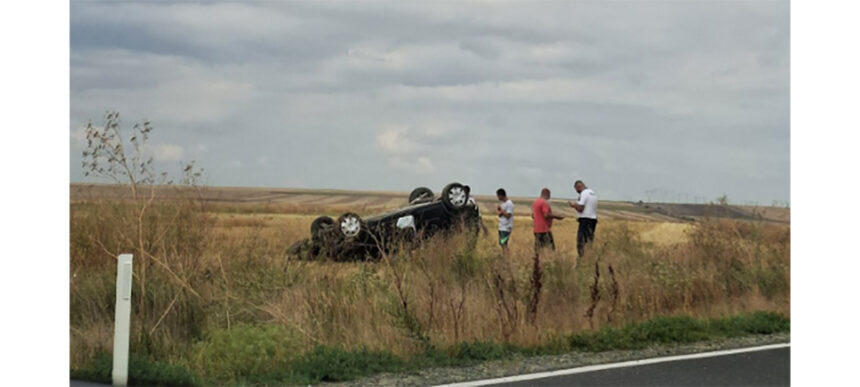 Accident pe DN 22, în Mihail Kogălniceanu: Trei persoane au nevoie de îngrijiri medicale după răsturnarea unei mașini 1 masina rasturnata pe dn 22 la mihail kogalniceanu sunt trei victime asistate medical 6888bcd2b0859