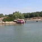 Ofițerul de pe ambarcațiune, implicat în tragedia din Delta Dunării, a fost arestat. Patru vieți s-au stins în urma incidentului. 3 militarul care conducea barca rasturnata in delta dunarii a fost retinut 4 oameni au murit in accident 688a32bec1b55