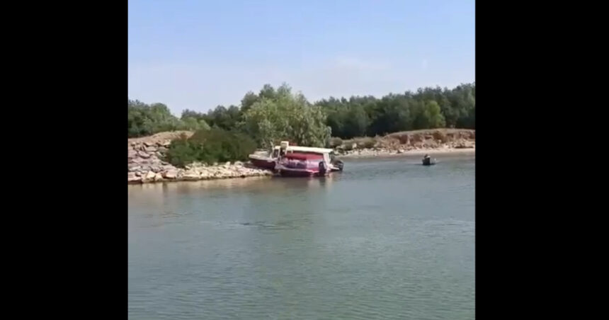 Ofițerul de pe ambarcațiune, implicat în tragedia din Delta Dunării, a fost arestat. Patru vieți s-au stins în urma incidentului. 1 militarul care conducea barca rasturnata in delta dunarii a fost retinut 4 oameni au murit in accident 688a32bec1b55