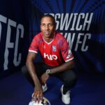 OFICIAL La 40 de ani, Ashley Young îmbracă tricoul unei echipe engleze legendare, invincibile pe teren propriu în Europa! 2 oficial la 40 de ani ashley young a semnat cu echipa engleza de legenda care nu a pierdut niciun meci acasa in europa 68821dae56fcb