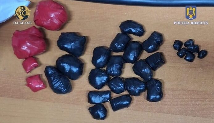 Tânăr de 19 ani capturat de polițiștii constănțeni pentru implicare în traficul de stupefiante periculoase 1 persoana de 19 ani retinuta de anchetatorii constanteni pentru trafic de droguri de mare risc 6888dc3fb5355