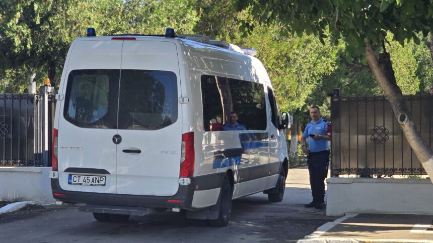 Captura surprinzătoare în Medgidia și Năvodari: Doi infractori cu condamnări în spate au fost reținuți! Descoperă motivele pentru care au fost pedepsiți! 1 politistii din medgidia si din navodari au prins doi indivizi condamnati la inchisoare iata pentru ce fapte au fost osanditi 688b390544496