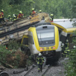 Tragedie pe căile ferate din Germania: alunecarea de teren ar putea fi vinovată, bilanț tragic de trei vieți pierdute și peste 41 de răniți. 2 posibila cauza a accidentului de tren din germania o alunecare de teren trei oameni au murit si cel putin 41 au fost raniti 688737d7e1422