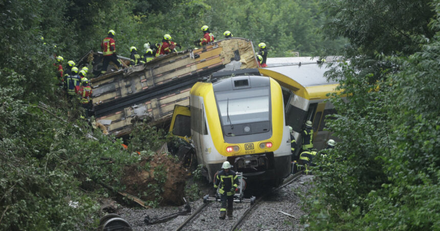 Tragedie pe căile ferate din Germania: alunecarea de teren ar putea fi vinovată, bilanț tragic de trei vieți pierdute și peste 41 de răniți. 1 posibila cauza a accidentului de tren din germania o alunecare de teren trei oameni au murit si cel putin 41 au fost raniti 688737d7e1422