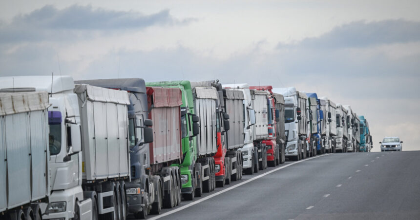 Interdicții de trafic pentru camioane în 15 județe, din cauza valului de căldură 1 restrictii de circulatie in 15 judete din tara pentru masinile de mare tonaj din cauza caniculei 68848660ccc65