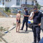 Conflicte pe nisipurile din Eforie: Un turist sancționat după un schimb aprins de replici cu salvamarii! 3 scandal pe plaja in eforie un turist a fost amendat dupa ce s a luat la harta cu salvamarii 6887682b32992