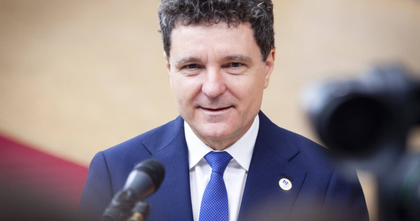Îndemnul lui Nicușor Dan pentru tineri: Alegeți să rămâneți în țară după clasa a XII-a și să continuați cu un masterat! 1 sfatul lui nicusor dan catre tineri nu plecati dupa clasa a xii a in vestul europei ci poate cu masterat 6887c796996df