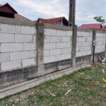 A transformat gardul vechi și a ridicat o bucătărie de vară, dar a omis să obțină avizul, astfel că acum trebuie să demoleze totul. 2 si a schimbat vechiul gard si a construit o bucatarie de vara dar a uitat sa obtina autorizatie iar acum este obligat sa le darame 68880196bfa0d