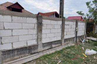 si a schimbat vechiul gard si a construit o bucatarie de vara dar a uitat sa obtina autorizatie iar acum este obligat sa le darame 68880196bfa0d