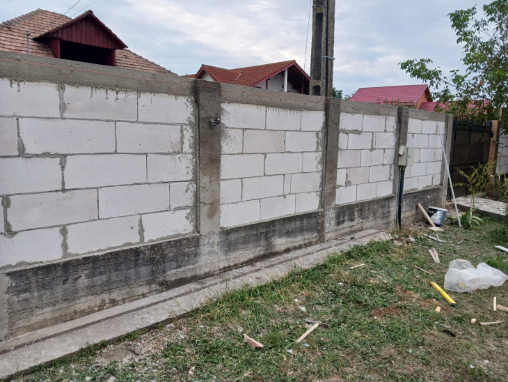 A transformat gardul vechi și a ridicat o bucătărie de vară, dar a omis să obțină avizul, astfel că acum trebuie să demoleze totul. 1 si a schimbat vechiul gard si a construit o bucatarie de vara dar a uitat sa obtina autorizatie iar acum este obligat sa le darame 68880196bfa0d
