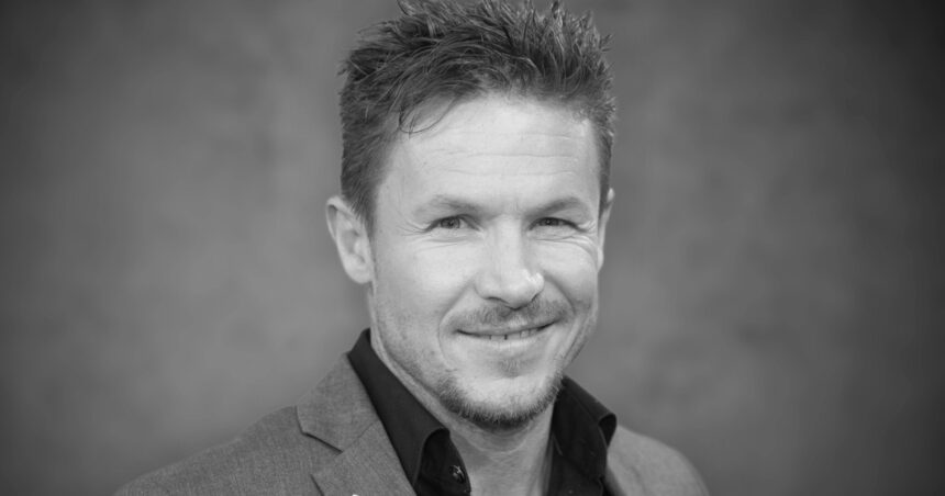 Cerul se pregătește să onoreze legenda Felix Baumgartner, cu un spectacol aerial de neuitat înainte de călătoria sa finală în Austria 1 spectacol aerian privat in onoarea celebrului sportiv felix baumgartner inainte ca acesta sa fie inmormantat in austria 688a562e4d956