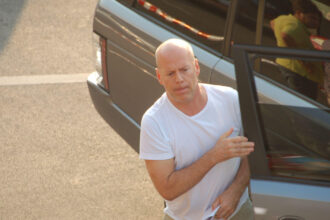 starea lui bruce willis s a agravat nu mai poate vorbi citi sau merge nu si mai aminteste ca este un celebru star de cinema 68826575bb281