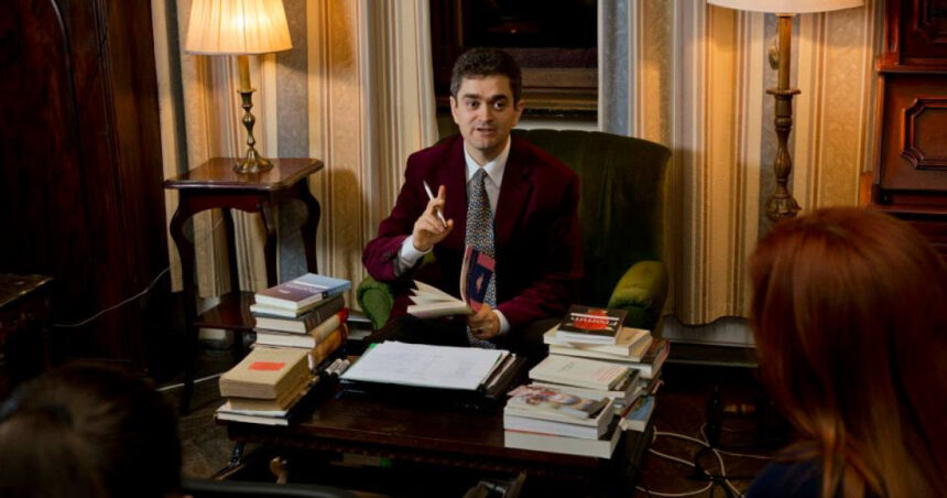 Theodor Paleologu: „Dacă atâția oameni îl consideră pe Ceaușescu un lider, în ciuda comportamentului său paranoic, atunci viitorul nostru este sumbru” 1 theodor paleologu daca atat de multi oameni adora un dobitoc paranoic cum era ceausescu vad in el un lider atunci suntem pierduti 6883b374c971e