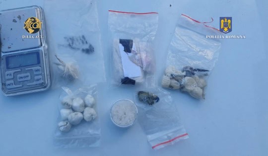 Tânăr din Constanța, prins în flagrant și reținut pentru 30 de zile, acuzat de trafic de droguri. 1 traficant de droguri din constanta arestat pentru 30 de zile tanarul a fost prins in flagrant delict 688741bf289eb