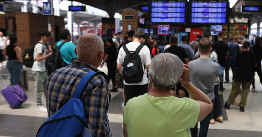 Furtunile perturbă circulația feroviară: Gara de Nord se confruntă cu întârzieri semnificative, anunță CFR SA. 1 traficul feroviar afectat de furtuni intarzieri de sute de minute inregistrate in gara de nord anuntul cfr sa 688602137f7f8