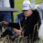 Trump, relaxare pe terenul de golf înainte de întâlnirea cu Ursula Von der Leyen: Ce subiecte vor fi abordate? 2 trump pe terenul de golf inaintea intalnirii cu ursula von der leyen agenda discutiilor 6886334a986cd