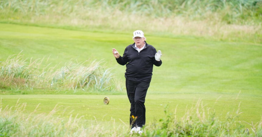 Turbinele eoliene, ținta criticilor lui Trump din cauza peisajului de pe terenul său de golf din Scoția: „Întreaga situație e o înșelătorie” 1 turbinele eoliene in vizorul lui trump pentru ca i strica privelistea de pe terenul de golf din scotia toata treaba e o escrocherie 6887234a67c58