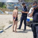 Oferind o lecție de siguranță: Un bucureștean reținut de poliție pe plaja din Eforie pentru că a sfidat steagul roșu al salvamarilor. 3 turist din bucuresti incatusat de politisti pe o plaja din eforie a ignorat steagul rosu arborat de salvamari 6887b5b5bd0be