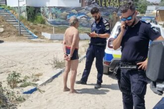 turist din bucuresti incatusat de politisti pe o plaja din eforie a ignorat steagul rosu arborat de salvamari 6887b5b5bd0be