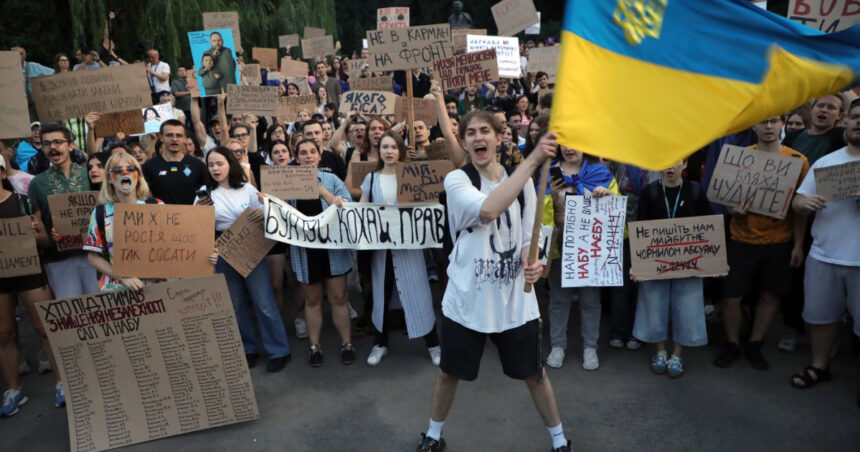 Ucraina își reconsideră legislația ce împiedica combaterea corupției în urma protestelor masive și a influenței internaționale. 1 ucraina revine asupra legii care bloca lupta anticoruptie dupa valul de proteste si presiuni externe 688a6e34e0ba3