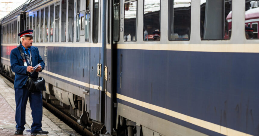 Un tren către mare a rămas fără două vagoane pe parcurs, iar sosirea sa a fost întârziată cu patru ore. 1 un tren care se indrepta spre litoral a pierdut doua vagoane pe traseu garnitura a avut 4 ore intarziere 688b176b88d6b