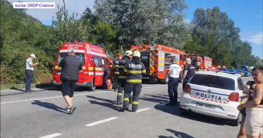 Coliziune dramatică între un microbuz și un TIR în Caraș-Severin: Planul Roșu de intervenție a fost activat! 1 video accident grav intre un microbuz si un tir in caras severin a fost activat planul rosu de interventie 68873bb1e5483