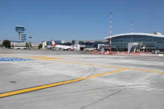 video aeroportul otopeni functioneaza cu o singura pista lucrari de reparatii in plin sezon al vacantelor 688785bc62e3d