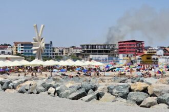 video alerta in costinesti un incendiu de vegetatie uscata vizibil de pe plaja ce spun pompierii 6884a508a6207