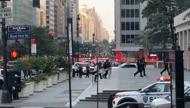 Masacru într-un zgârie-nori din Manhattan: 4 vieți curmate, inclusiv un ofițer de poliție. Atacatorul a ales să-și încheie socotelile cu viața. 1 video atac armat intr un zgarie nori din manhattan 4 morti printre care si un politist atacatorul s a sinucis 68886045e7015