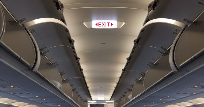 Bărbat reținut în Scoția după ce a terorizat un avion cu amenințări cu bombă și a strigat „Moarte lui Trump”, înregistrat de călători. 1 video barbat arestat in scotia dupa ce a amenintat cu bomba intr un avion si a strigat moarte lui trump momentul a fost filmat de pasageri 68873ea456221
