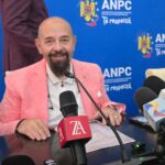 Cristian Popescu Piedone cucerește Târgul Săracilor: Povestiri din războaie spuse de cei învingători 3 video cristian popescu piedone baie de multime la targul saracilor razboaiele sunt povestite de invigatori 6885271dca707