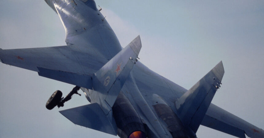 "Flăcări și detonații: Ucraina anunță distrugerea unui avion de antrenament rus Su-27UB la baza aeriană din Krasnodar" 1 video explozii urmate de incendiu ucraina a confirmat distrugerea unui avion de antrenament rus su 27ub pe aerodromul krasnodar 6884f351310ee