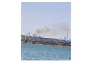 video incendiu la intrare in constanta dinspre agigea vizibil de pe mare intervin autospecialele isu dobrogea si cele ale oil terminal sa 6884eb56782b2