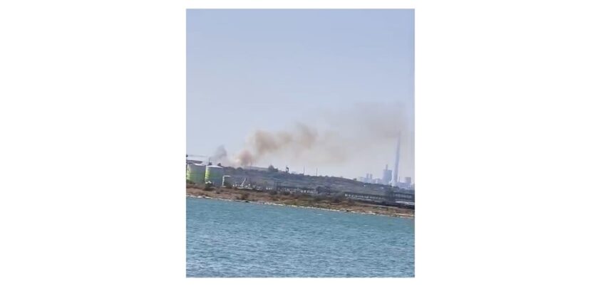 Flăcări la poarta Constanței dinspre Agigea, observabile de pe mare! Autospecialele ISU Dobrogea și cele de la Oil Terminal SA intervin cu rapiditate. 1 video incendiu la intrare in constanta dinspre agigea vizibil de pe mare intervin autospecialele isu dobrogea si cele ale oil terminal sa 6884eb56782b2
