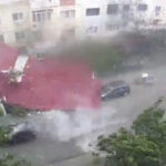 Imagini surprinzătoare: Un bărbat evadează cu greu din calea unui acoperiș smuls de vânt, în mijlocul unei furtuni devastatoare în județul Dolj 3 video momentul in care un om se salveaza la limita din calea unui acoperis smuls de vant in timpul unei furtuni violente din judetul dolj 68867616d00fe