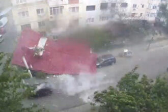 video momentul in care un om se salveaza la limita din calea unui acoperis smuls de vant in timpul unei furtuni violente din judetul dolj 68867616d00fe