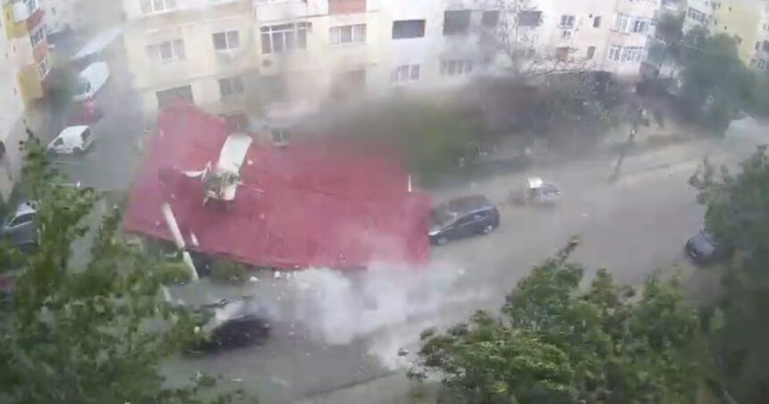 Imagini surprinzătoare: Un bărbat evadează cu greu din calea unui acoperiș smuls de vânt, în mijlocul unei furtuni devastatoare în județul Dolj 1 video momentul in care un om se salveaza la limita din calea unui acoperis smuls de vant in timpul unei furtuni violente din judetul dolj 68867616d00fe