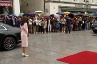 video nicusor dan alaturi de partenera si cei doi copii primit la salzburg de presedintele austriei 6883955a91281