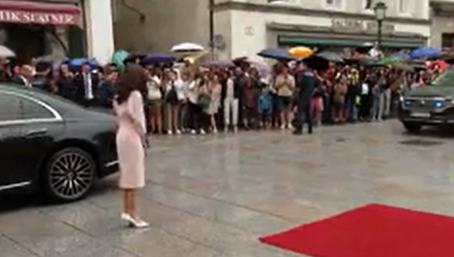 Nicușor Dan, însoțit de soție și copii, întâmpinat cu căldură de președintele Austriei la Salzburg 1 video nicusor dan alaturi de partenera si cei doi copii primit la salzburg de presedintele austriei 6883955a91281