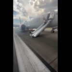 Incidente în aer: Pasagerii unui avion au fost salvați cu toboganul după un incendiu la bord 3 video nou incident aviatic pasagerii unui avion au fost evacuati pe tobogan dupa ce aeronava a luat foc 6886091bc6fa4