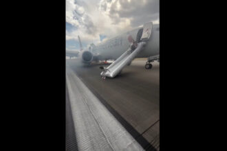 video nou incident aviatic pasagerii unui avion au fost evacuati pe tobogan dupa ce aeronava a luat foc 6886091bc6fa4